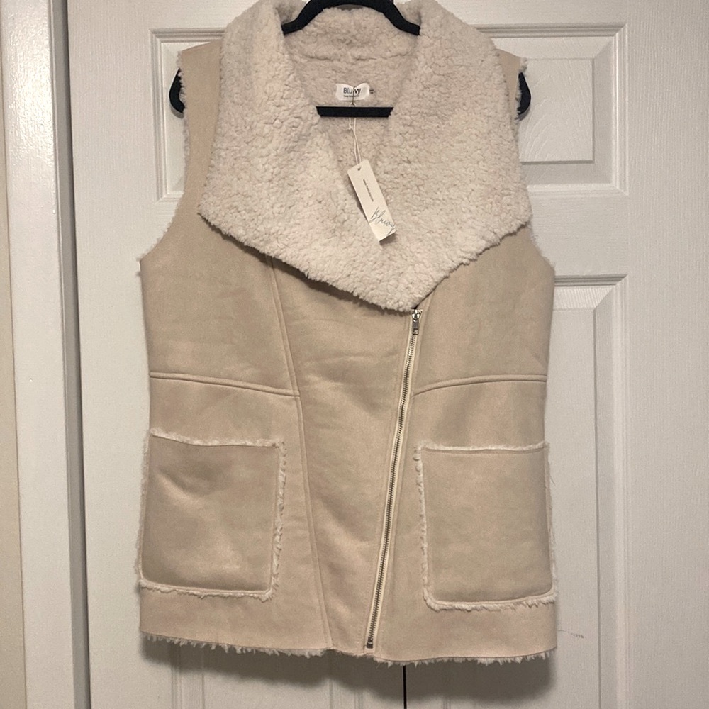 COZY, SOFT, FAUX SHEARLING women’s vest size large!